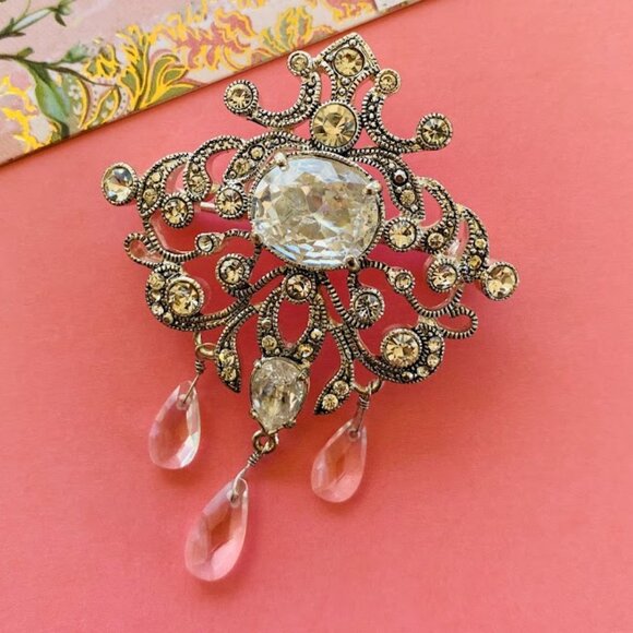 Vintage Monet Clear Crystal Teardrop Silver Victorian Brooch - Picture 3 of 7
